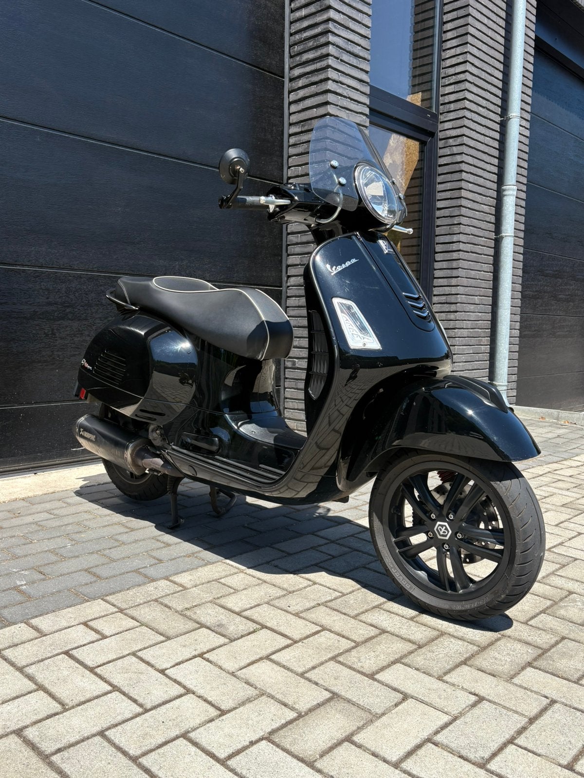 Vespa Super GTS 300 uit 2019 met Akrapovic uitlaat, Scooter, 300 cc, Bedrijf, Automaat