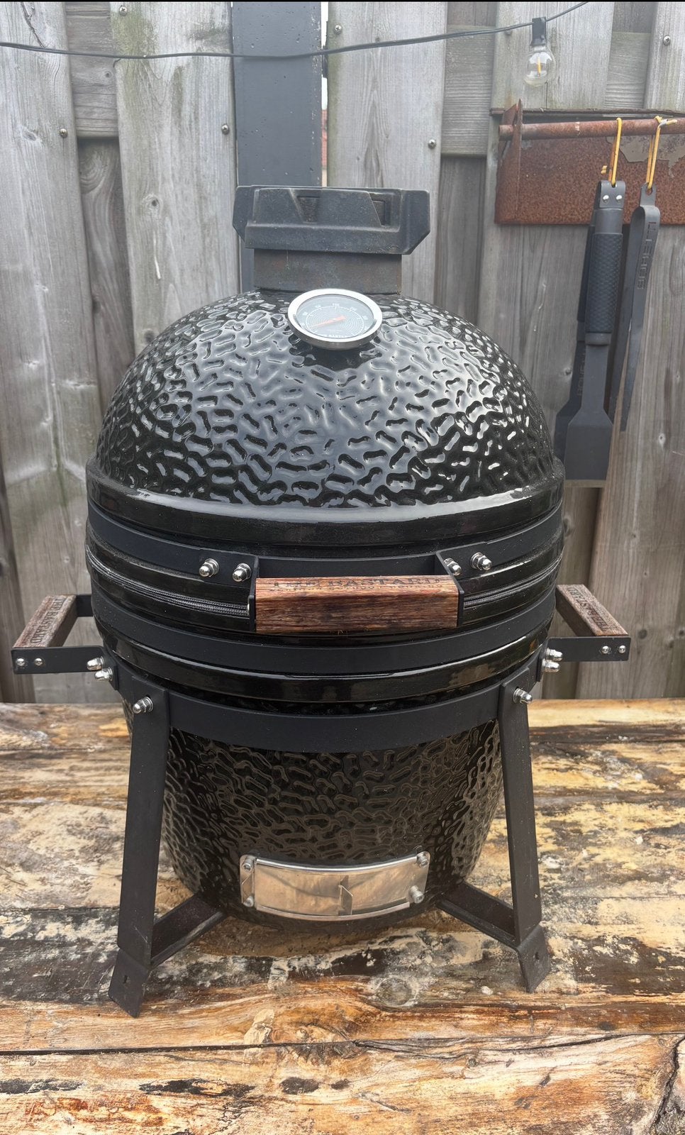 The Bastard Compact Classic – complete kamado set, Tuin en Terras, Houtskoolbarbecues, Ophalen, Zo goed als nieuw, Met accessoires