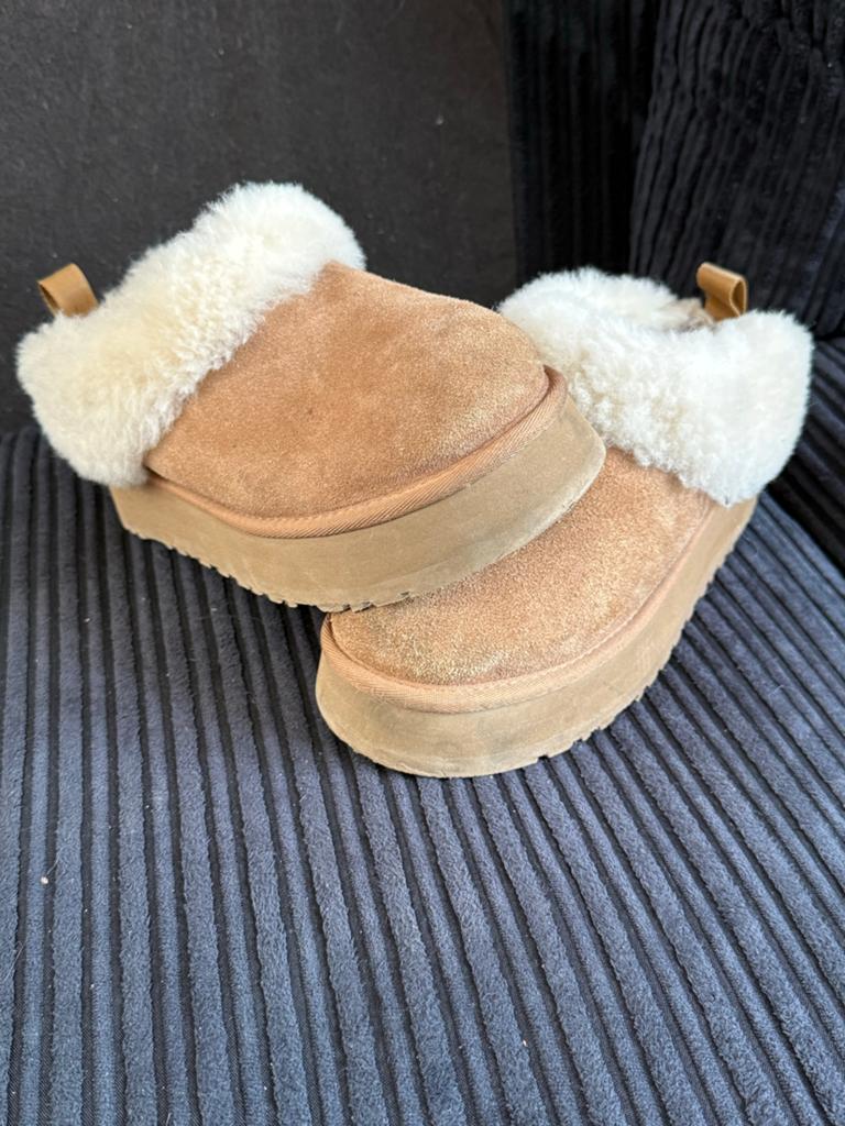 Ugg Tazz Slippers - Zo goed als nieuw, Ophalen of Verzenden, Zo goed als nieuw