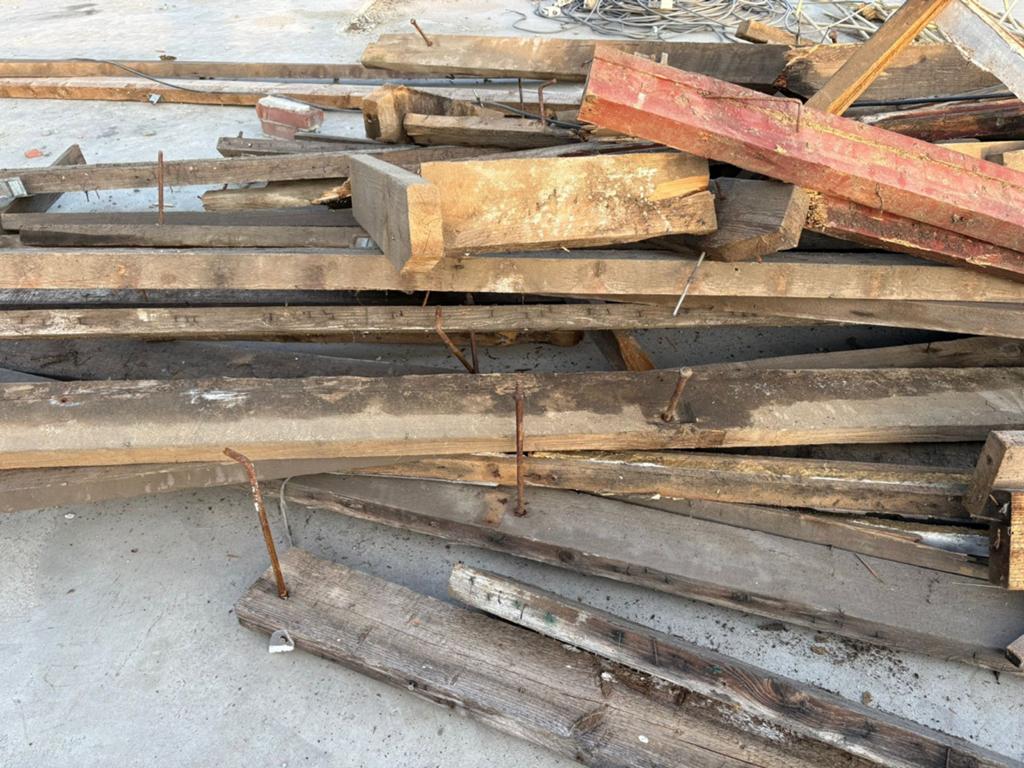 Diverse partij gebruikte houten balken en planken, Doe-het-zelf en Verbouw, Hout en Planken, Gebruikt, Ophalen of Verzenden, Balk