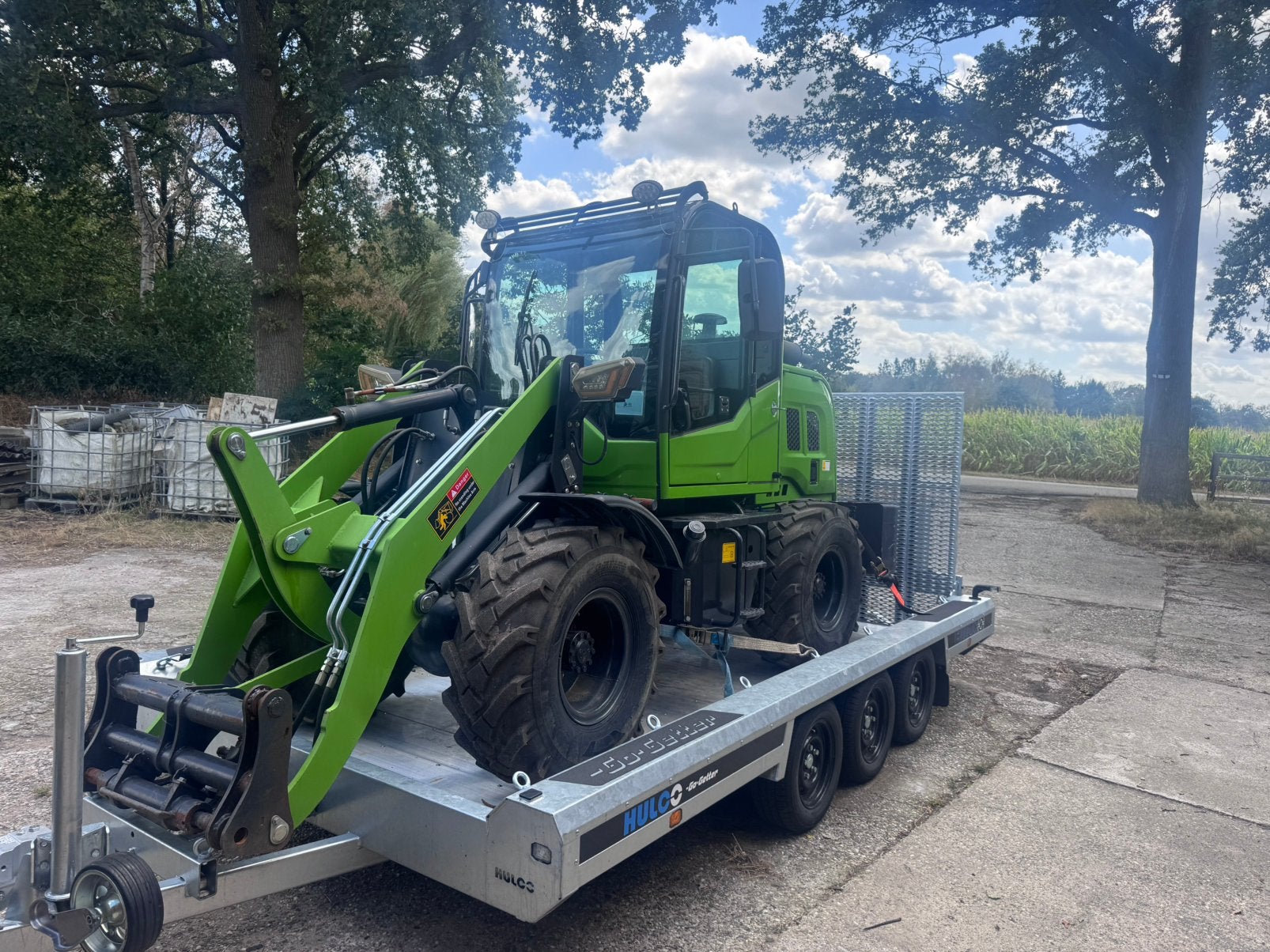 Shovel met 1500 kg hefvermogen met bak en lepels, Ophalen