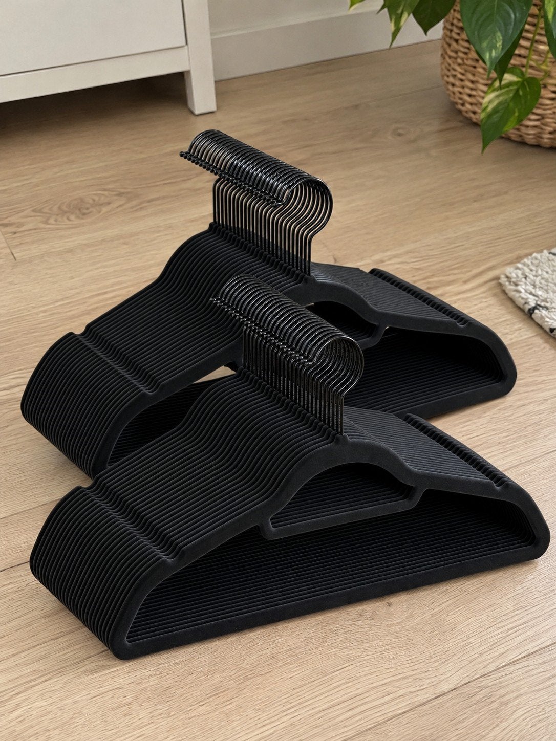50x Zwarte Fluweel Kledinghangers - Antislip - Nieuw, Ophalen of Verzenden, Nieuw, Kunststof, Kinderen en Volwassenen