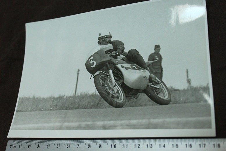 foto Rosner op 250cc MZ racer tijdens GP in CCSR 1968, Ophalen of Verzenden, Gelezen