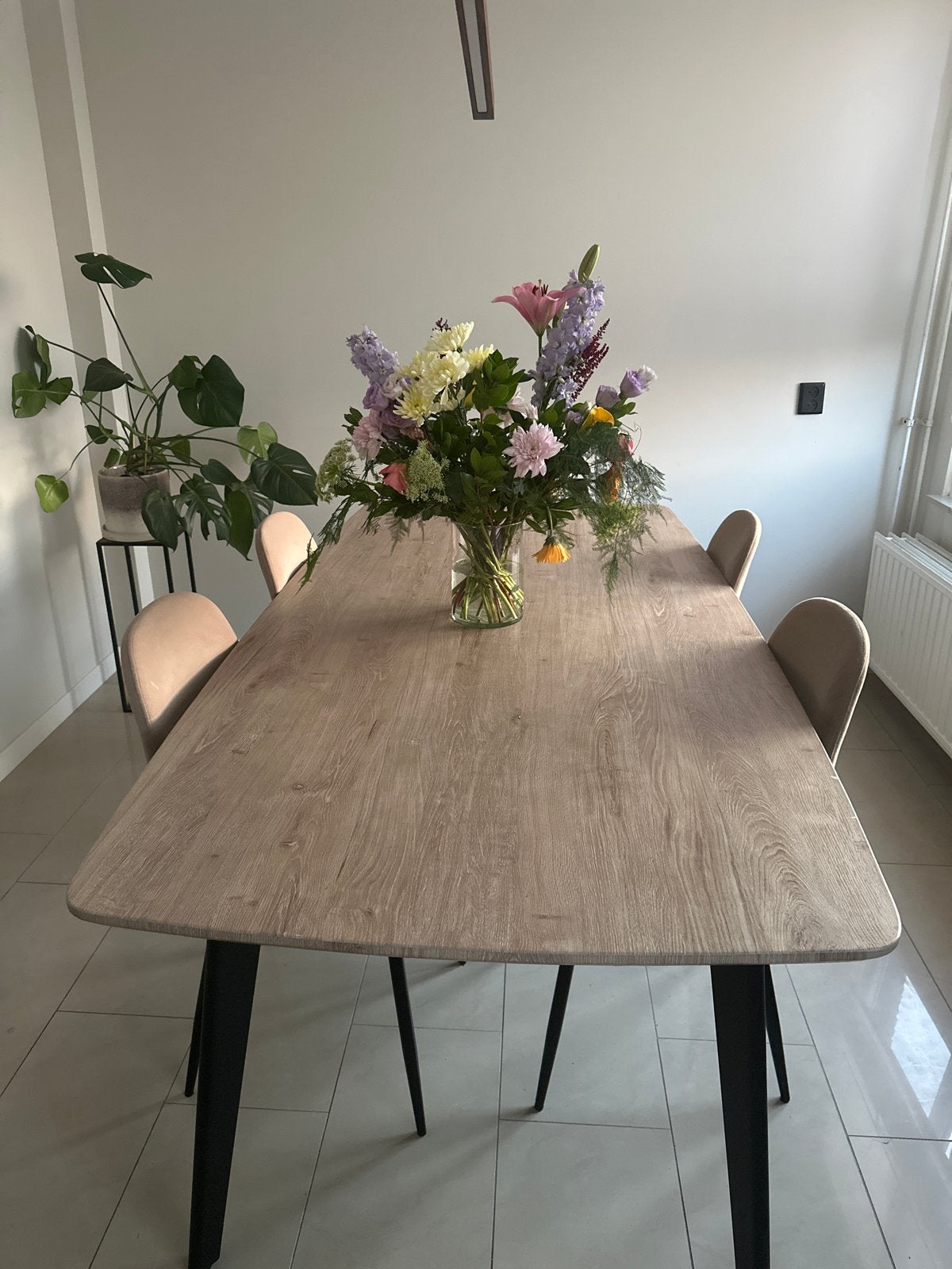 Moderne eettafel met houtlook blad en zwarte poten, Ophalen, 50 tot 100 cm, Zo goed als nieuw, 150 tot 200 cm