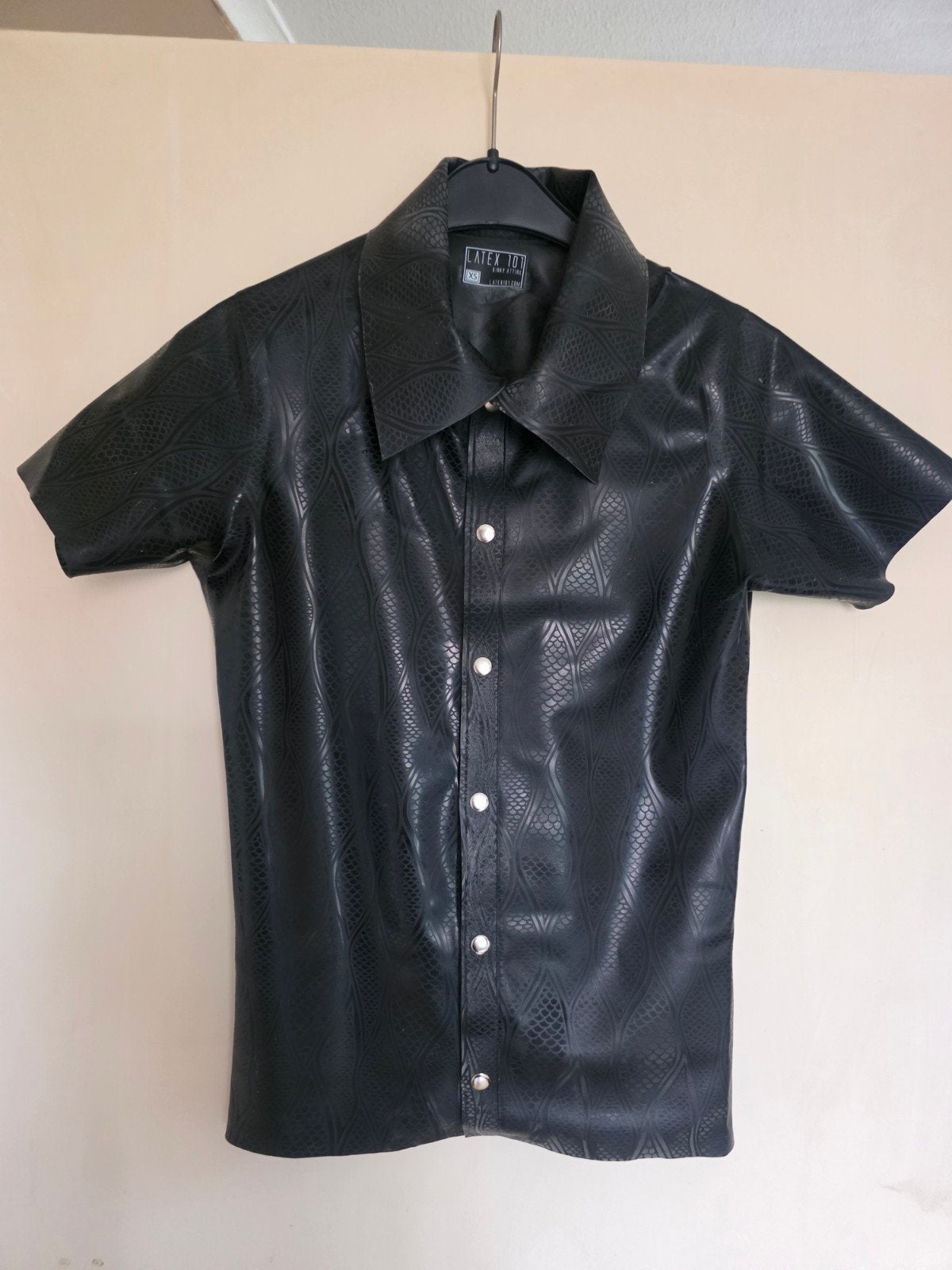 Latex 101 Kinky Attire shirt met korte mouwen, maat XS, Ophalen, Gedragen, Latex 101 Kinky Attire