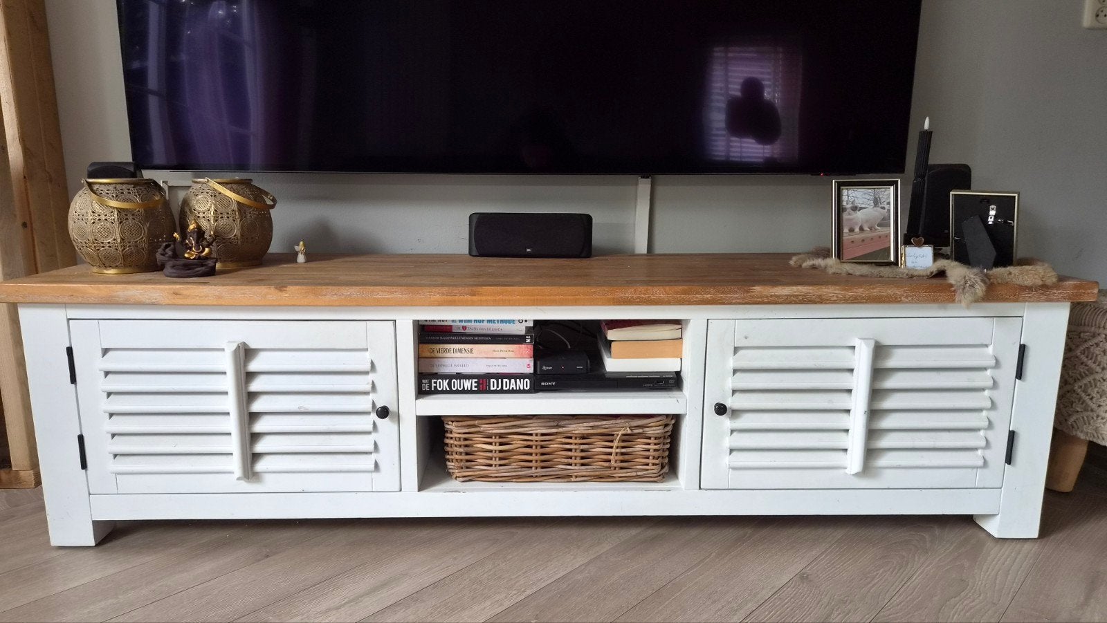 Wit TV-meubel met houten blad en louvre deuren, Huis en Inrichting, Ophalen, Gebruikt, Landelijke, Modern, 150 tot 200 cm