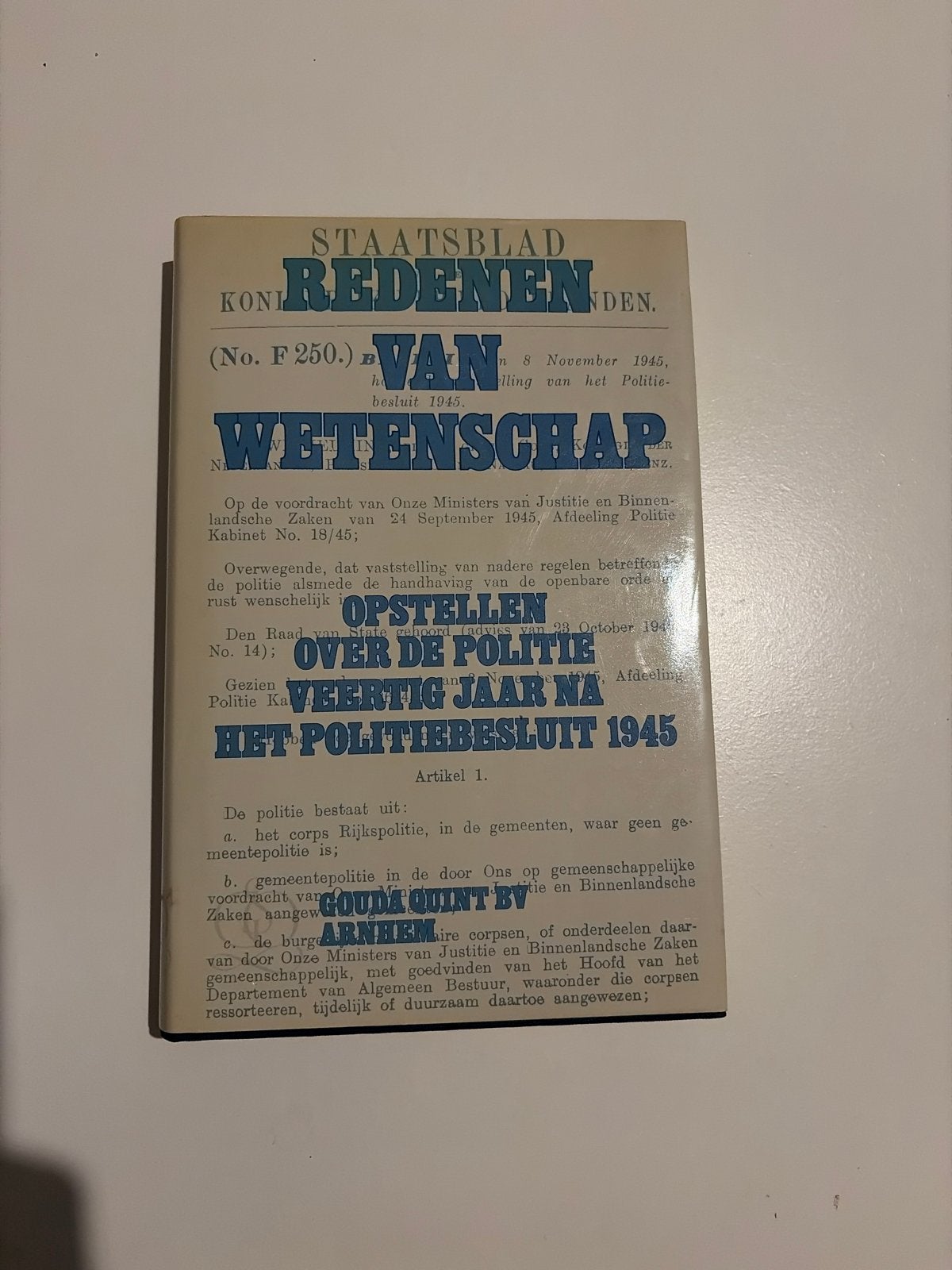 Staatsblad: Veertig Jaar Na Het Politiebesluit 1945, Ophalen of Verzenden, 20e eeuw of later, Gelezen