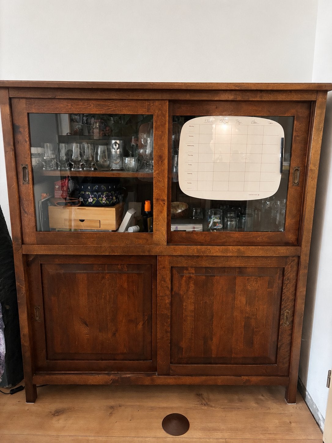 GRATIS: Houten vitrinekast met glazen schuifdeuren, Huis en Inrichting, Gebruikt, 100 tot 150 cm, Ophalen of Verzenden, 150 tot 200 cm