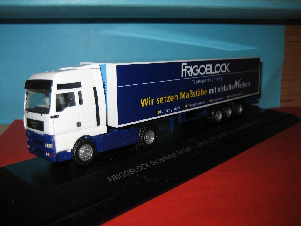 Frigoblock  MAN met oplegger in PC-vitrine  Herpa, Ophalen of Verzenden, Zo goed als nieuw, Bus of Vrachtwagen, Herpa