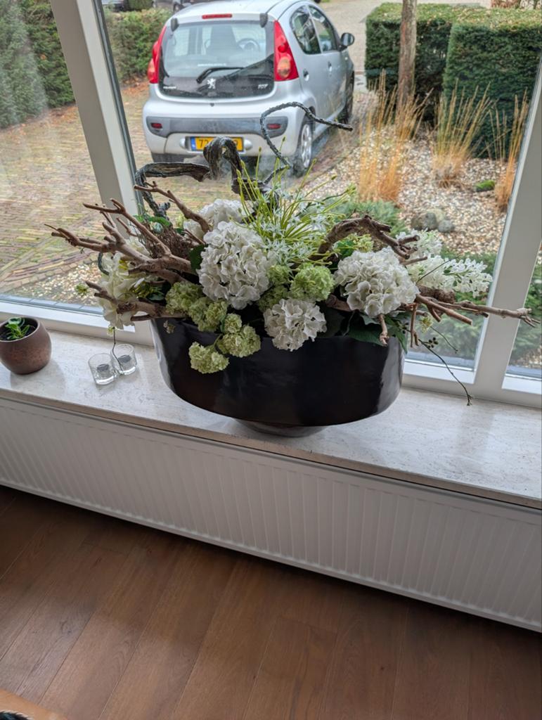 Kunstbloemstuk met hortensia's en takken, Ophalen, Binnen, Rondom opgemaakt, Zo goed als nieuw