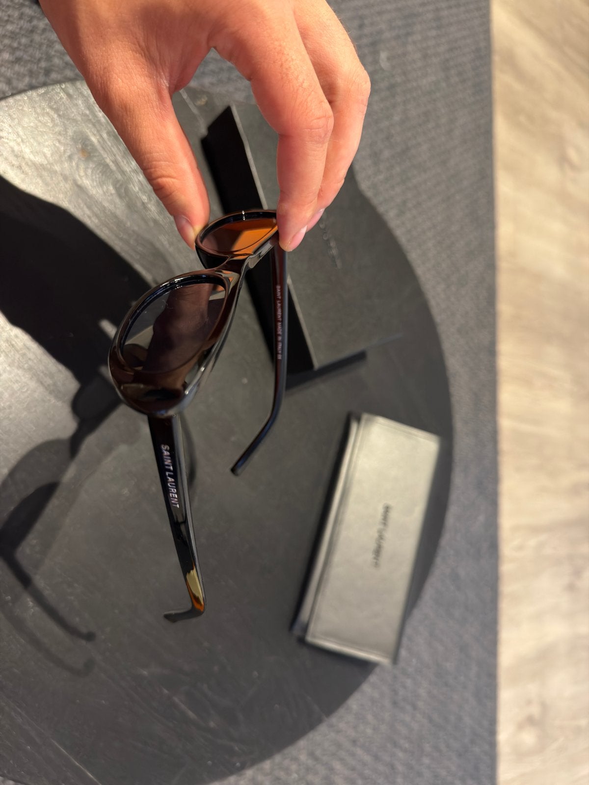 Saint Laurent Zonnebril - Zo goed als nieuw, Overige merken, Zonnebril, Zwart, Ophalen of Verzenden