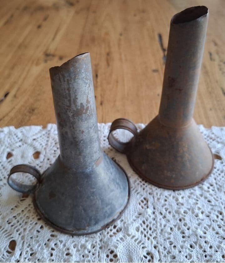 2 Oude Franse metalen verweerde trechtertjes, Antiek en Kunst, Ophalen of Verzenden