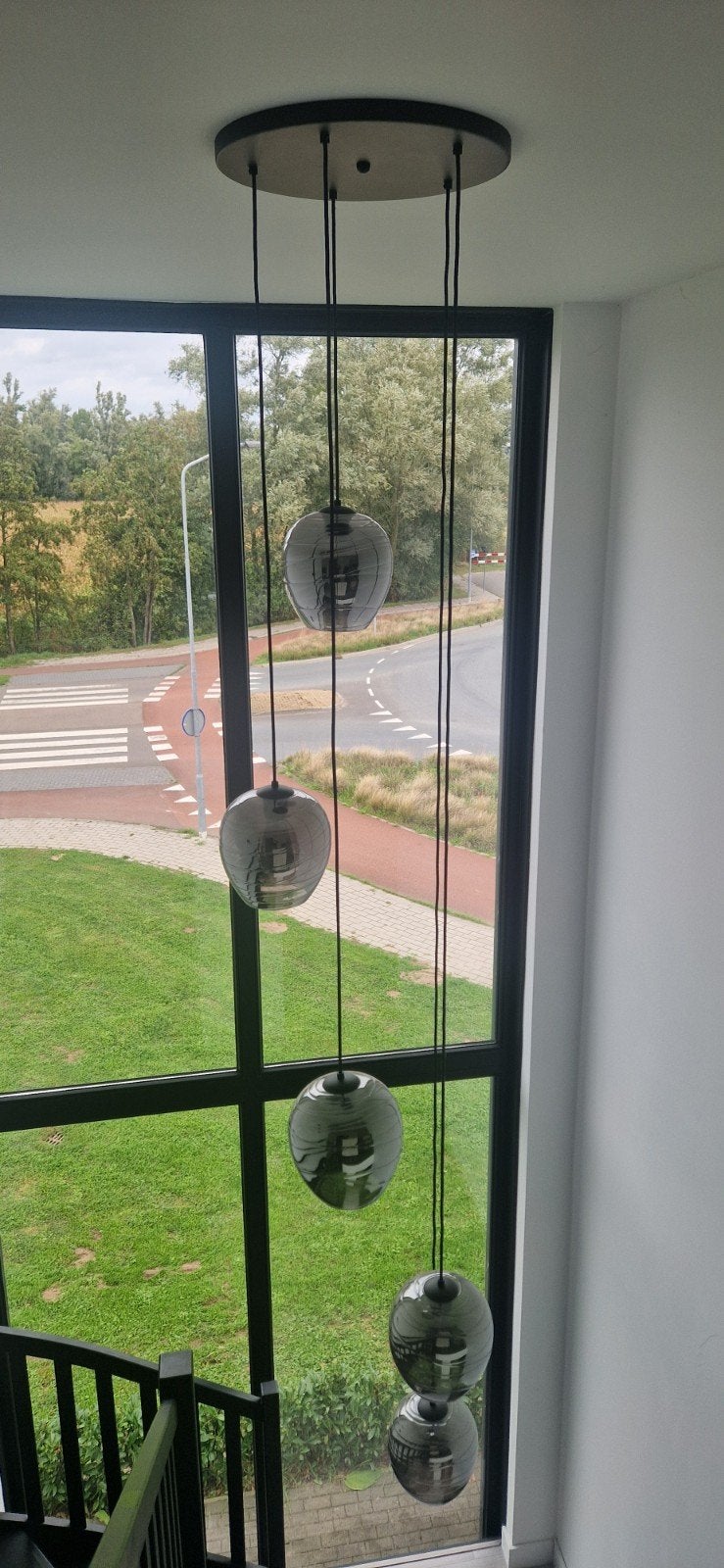 Moderne hanglamp met 5 donkere glazen bollen, Ophalen of Verzenden, Zo goed als nieuw, Glas