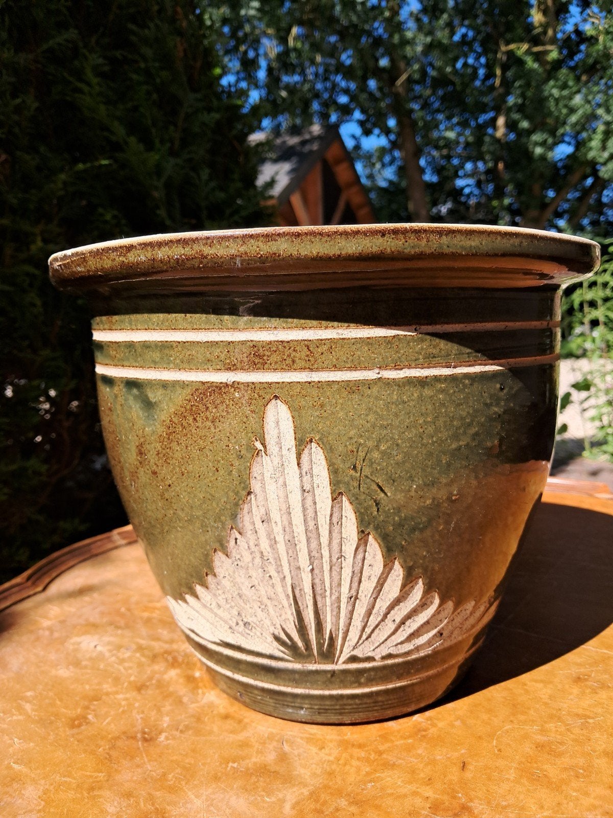 Olijf groene aardewerken bloempot waaier motief 20 cm. hoog, Tuin en Terras, Bloempotten, Rond, Ophalen of Verzenden, Aardewerk