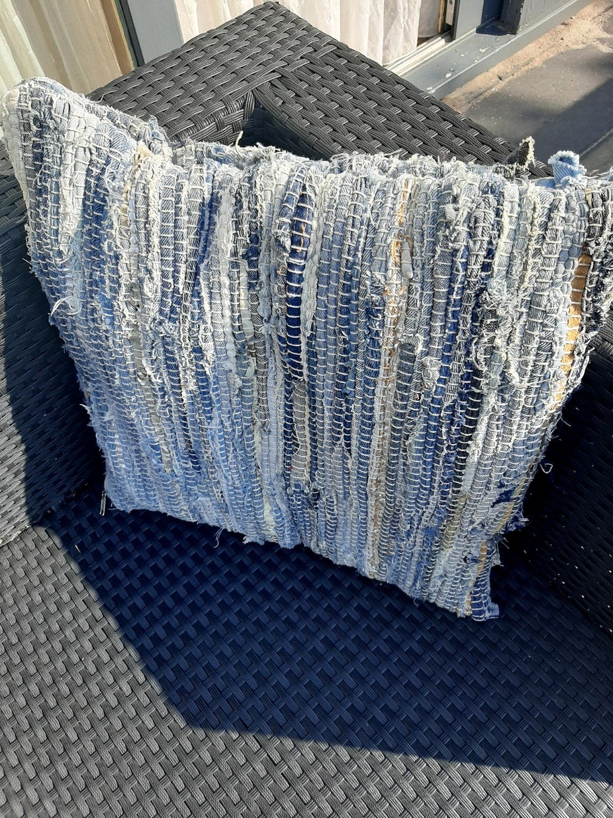 Blauw/wit geweven sierkussen, gerecycled ( jeans) materiaal, Overige merken, Blauw, Vierkant, Ophalen of Verzenden