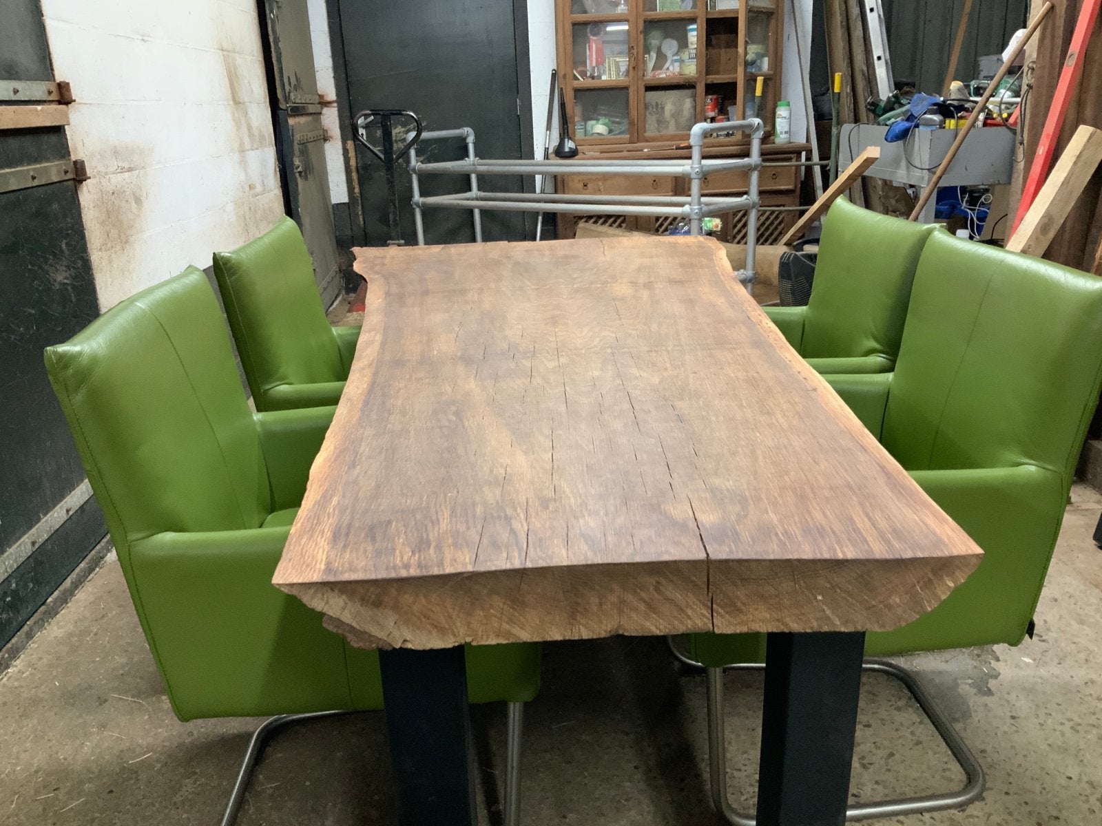 Robuuste eikenhouten tafel met metalen onderstel, Ophalen, Eikenhout, 50 tot 100 cm, Zo goed als nieuw