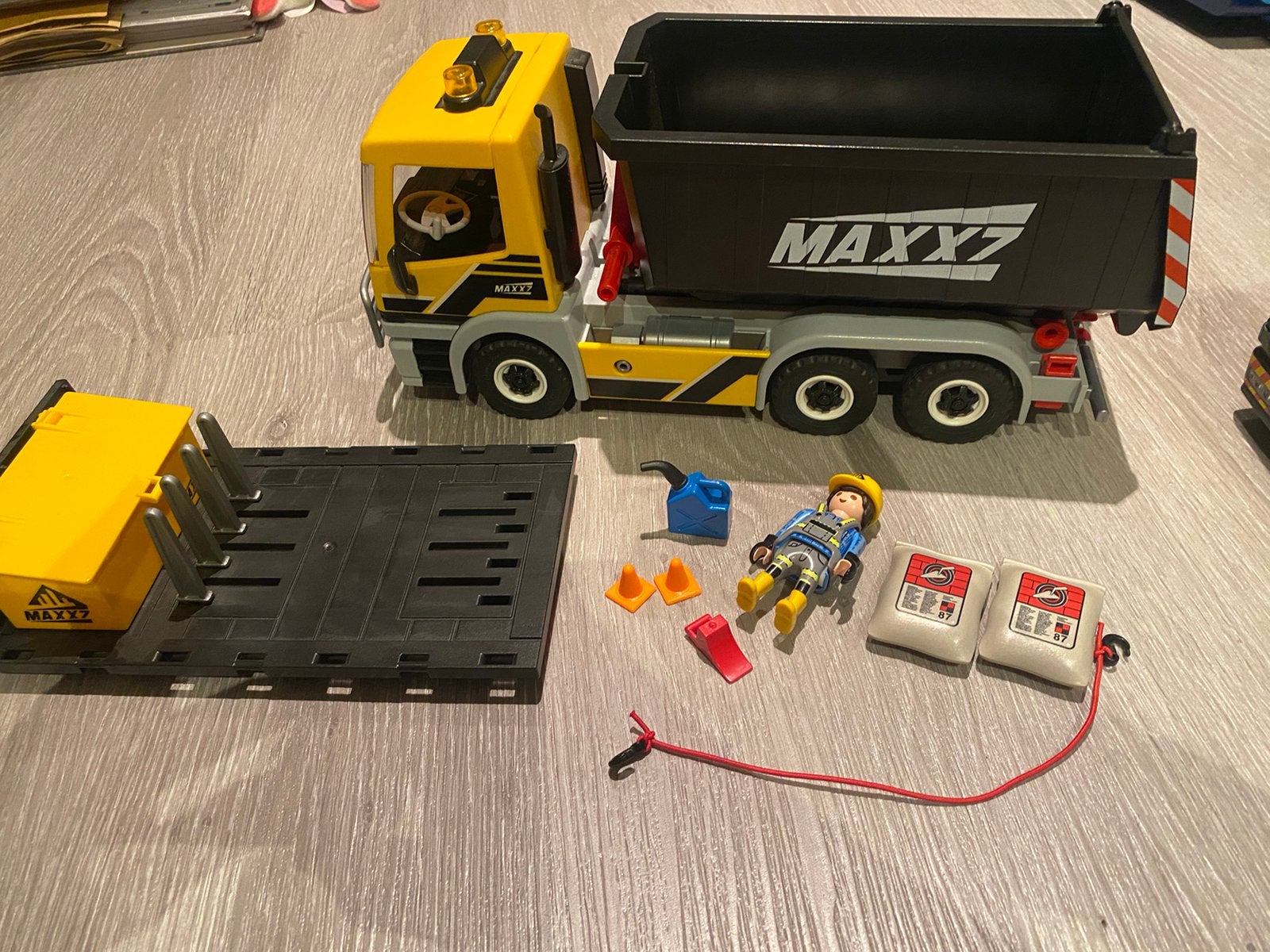 Playmobil city action vrachtwagen met wissellaadbak 70444, Ophalen of Verzenden, Zo goed als nieuw