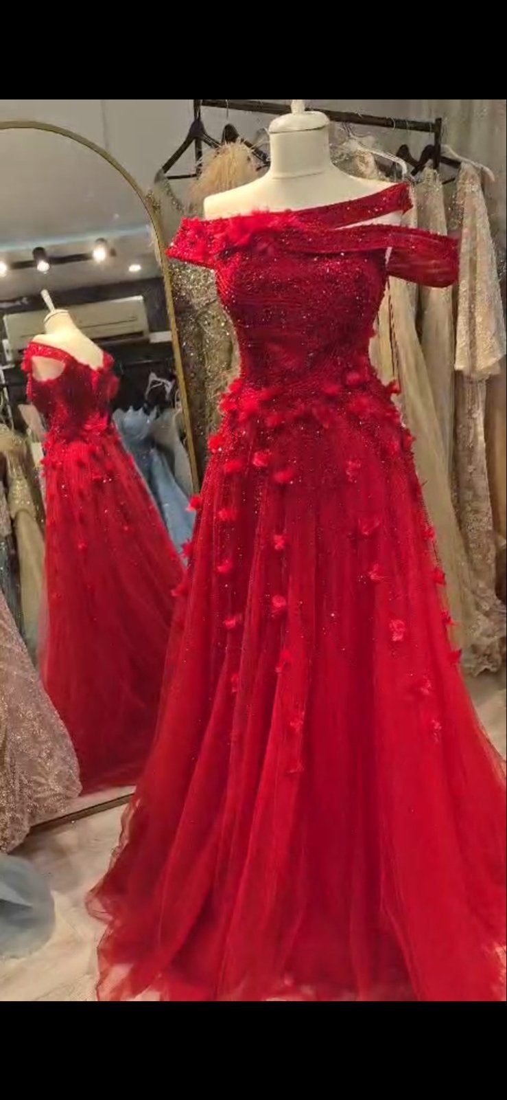 Prachtige rode galajurk met bloemen en off-shoulder, Galajurk, Ophalen of Verzenden, Zo goed als nieuw, Maat 36 (S)