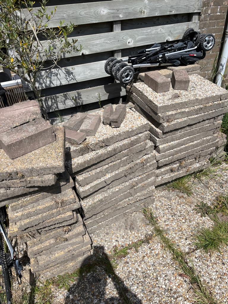 Gratis grindtegels en klinkers, Tuin en Terras, Tegels en Klinkers, Ophalen, Gebruikt, 10 m² of meer, Beton