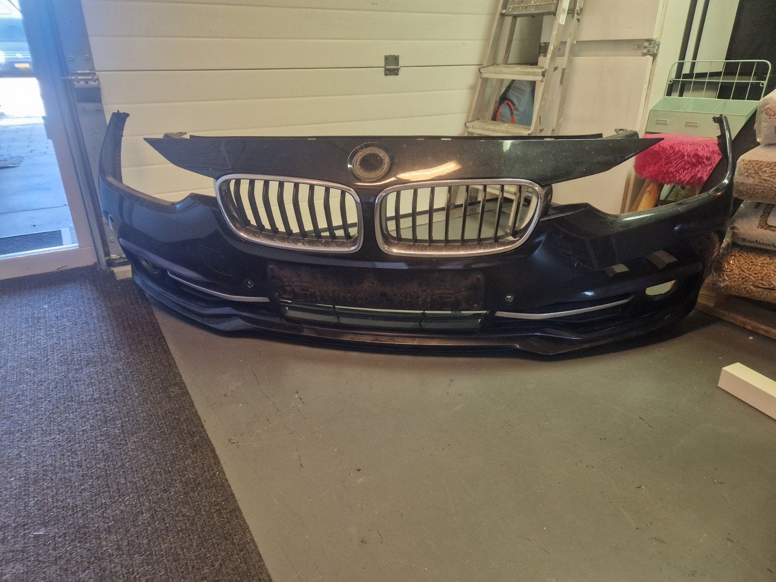 BMW F30 F31 Voorbumper met chroom grill en beugels, Gebruikt, Voor, Ophalen of Verzenden, Bumper
