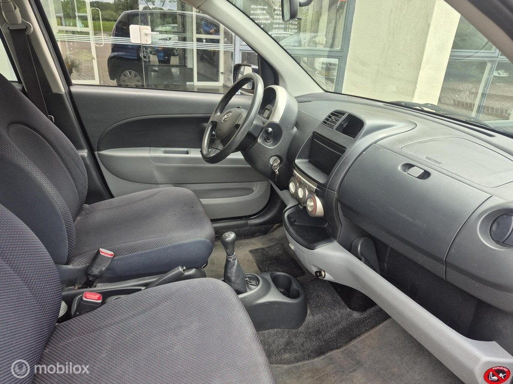 Daihatsu Sirion 2 1.0-12V Premium Elekt,pakket|29-06-27 APK!, Auto's, Daihatsu, Voorwielaandrijving, Stof, Elektrische ramen, Zwart