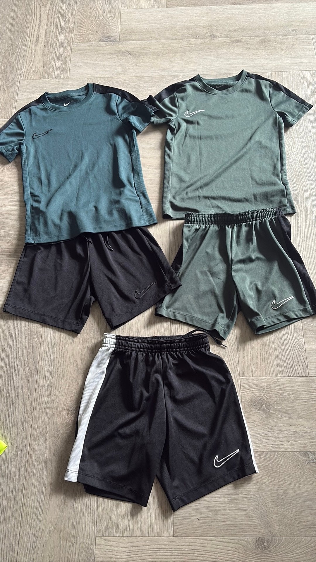Nike setje nike dri fit, Kinderen en Baby's, Kinderkleding | Maat 122, Ophalen of Verzenden, Zo goed als nieuw, Jongen, Setje