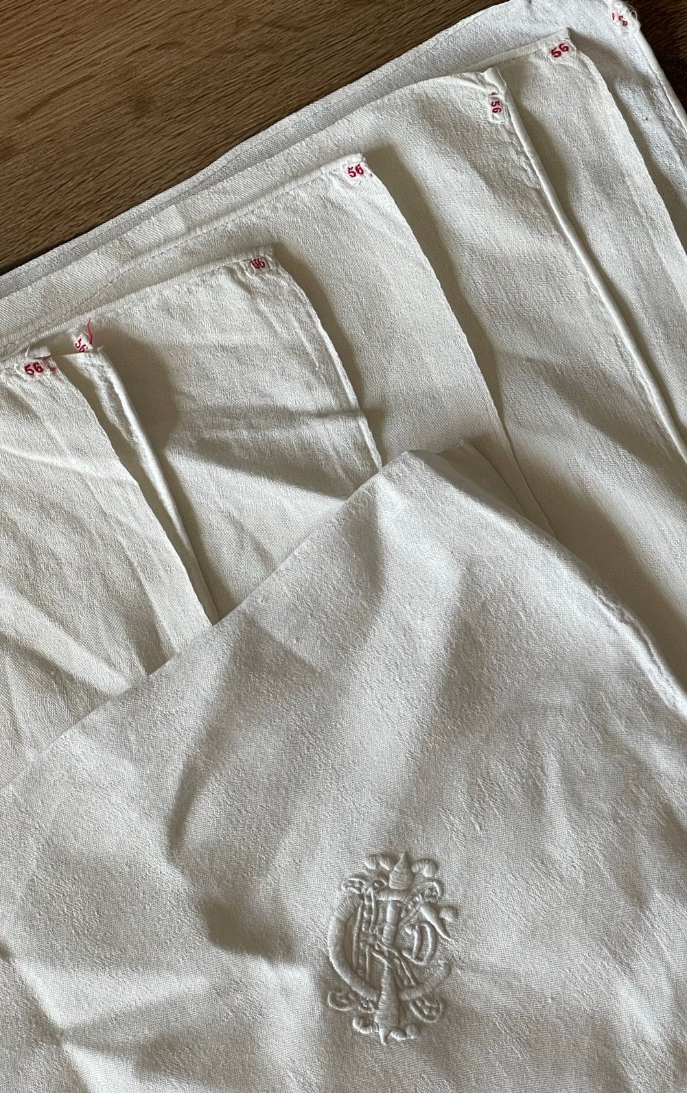 8 antieke servetten, wit,mooi geborduurd monogram 85 x 80 cm, Handgemaakt, Gebruikt, Overige merken, Wit