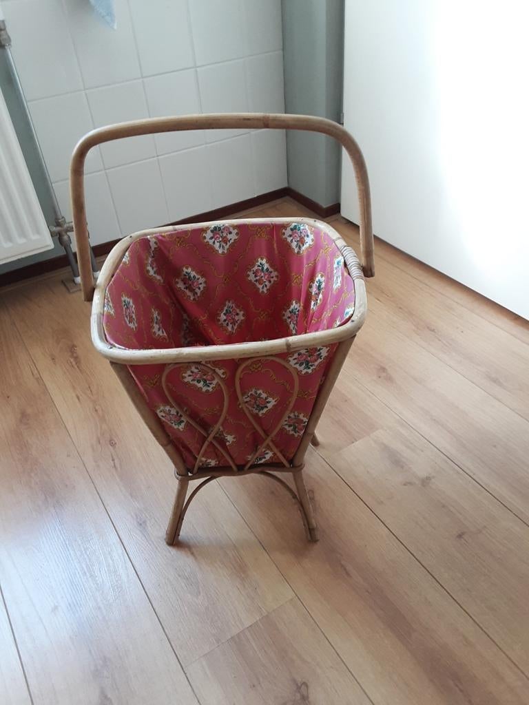 Vintage rotan mand met roze bloemenstof, Huis en Inrichting, Ophalen of Verzenden