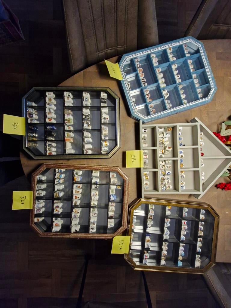 Grote verzameling vingerhoedjes in vitrinekasten, Verzamelen, Vingerhoedjes, Ophalen of Verzenden