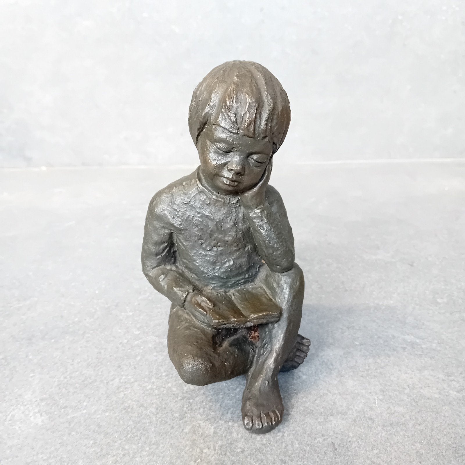 Bronzen beeldje lezend jongetje - Geert Kunen, Antiek en Kunst, Minder dan 20 cm, Verzenden, Brons, Gemerkt