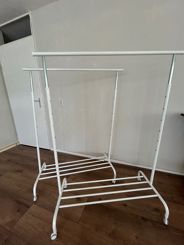 2x IKEA RIGGA kledingrek – Verstelbaar – €20 samen, Ophalen, Met wielen, Zo goed als nieuw