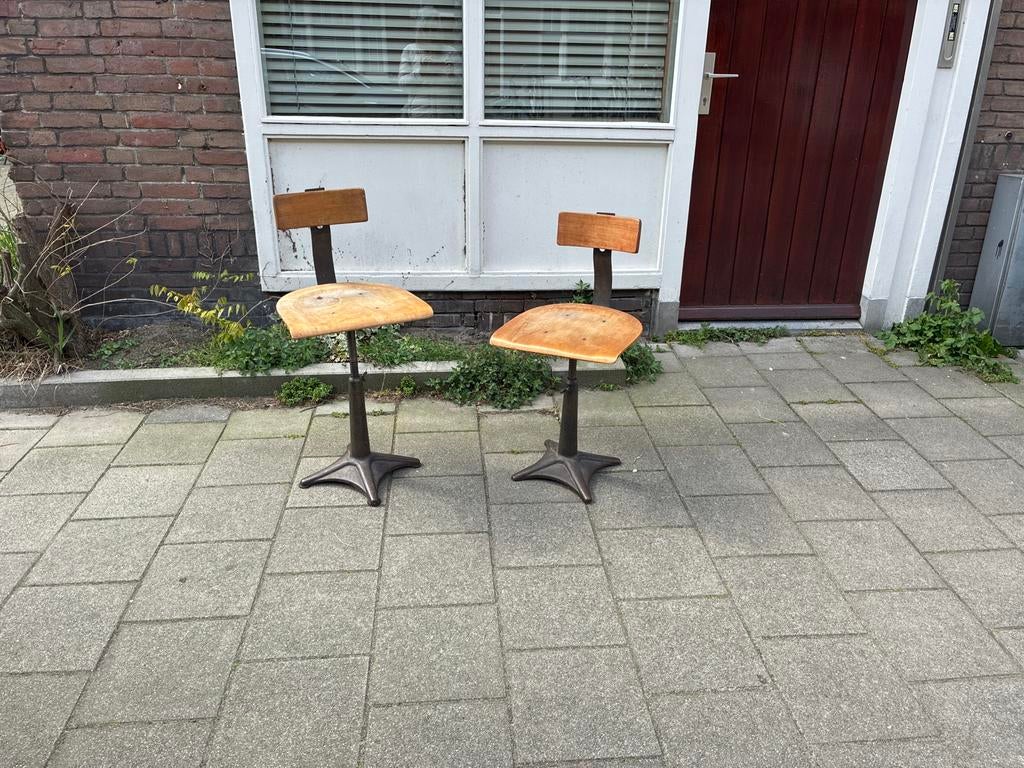 Twee houten krukken met gietijzeren onderstel, Ophalen of Verzenden, In hoogte verstelbaar, Zo goed als nieuw, Hout