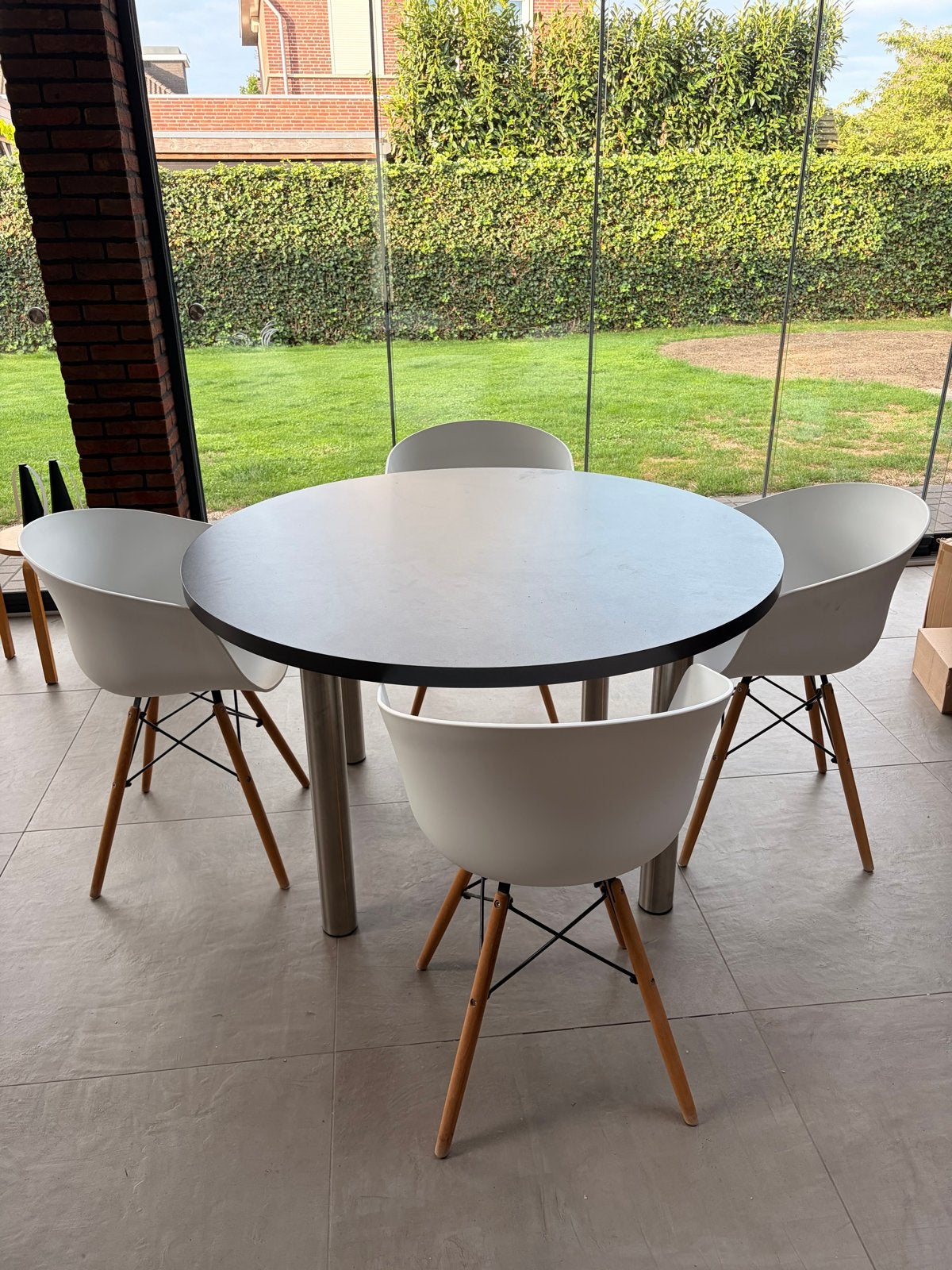 Mooie ronde eettafel met 4 stoelen - 130 cm, Ophalen, Kunststof, Gebruikt, 100 tot 150 cm
