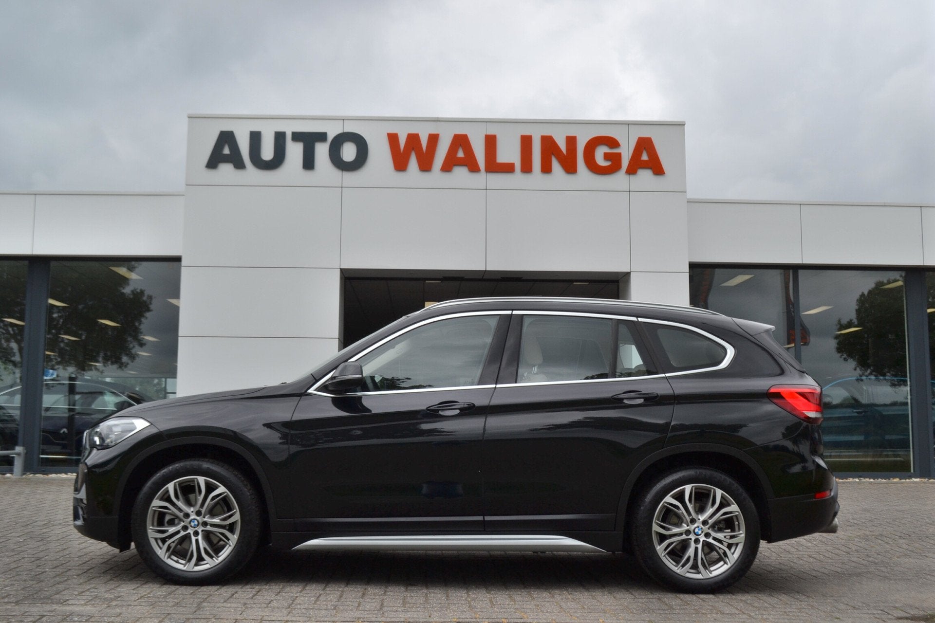 BMW X1 sDrive18i Panaramadak | Leer | Head up | Trekhaak 170, Auto's, Gebruikt, Euro 6, Zwart, Leder