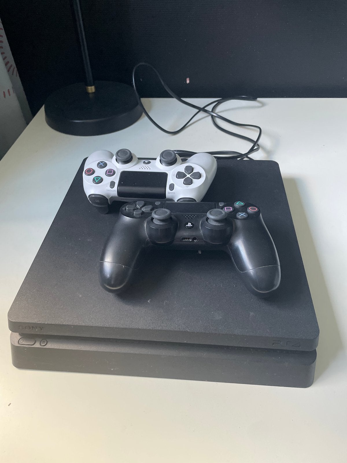 PlayStation 4 met 2 controllers en 4 games, Spelcomputers en Games, Ophalen, Met games, Met 2 controllers, Refurbished