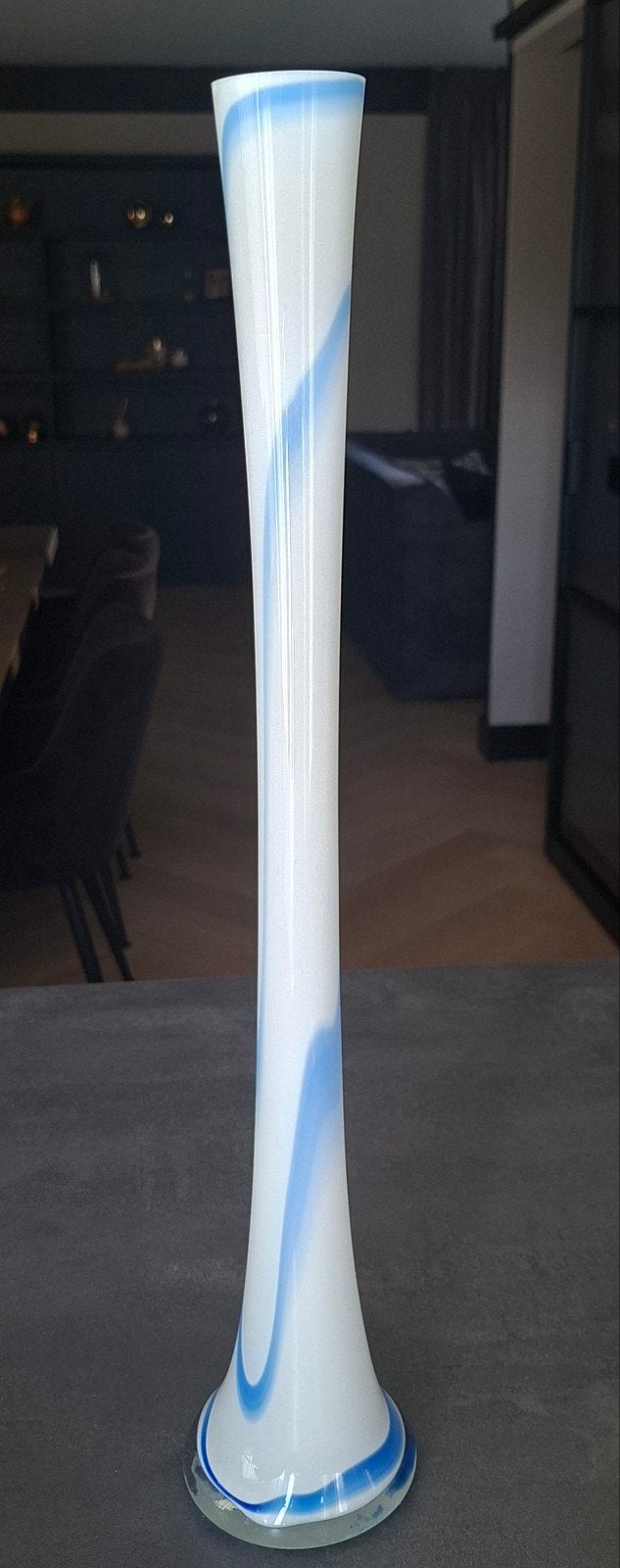Elegante glazen vaas met blauw-witte spiraal, Ophalen of Verzenden