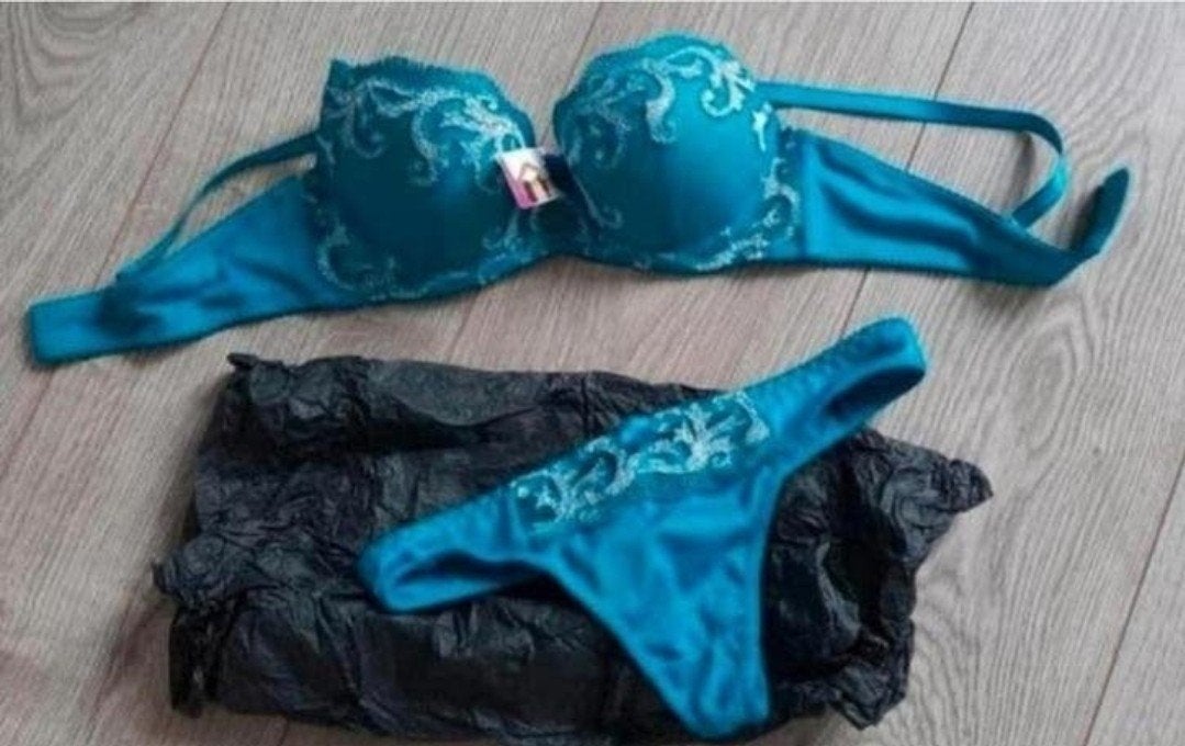 Nieuw setje bh en string 85C (valt heel klein) eerder 80B.
I, Ophalen of Verzenden, Blauw