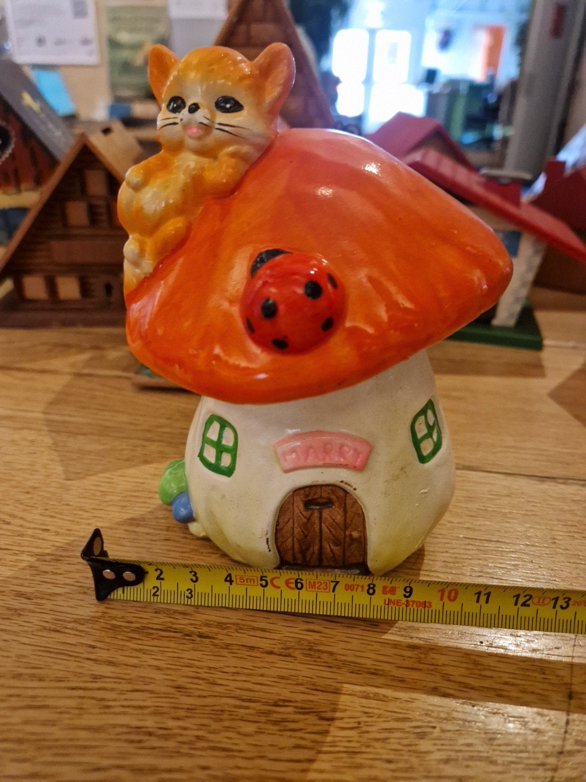 Schattige paddenstoel spaarpot met kat en lieveheersbeestje, Ophalen of Verzenden, Gebruikt, Steen, Aardewerk of Keramiek, Dier
