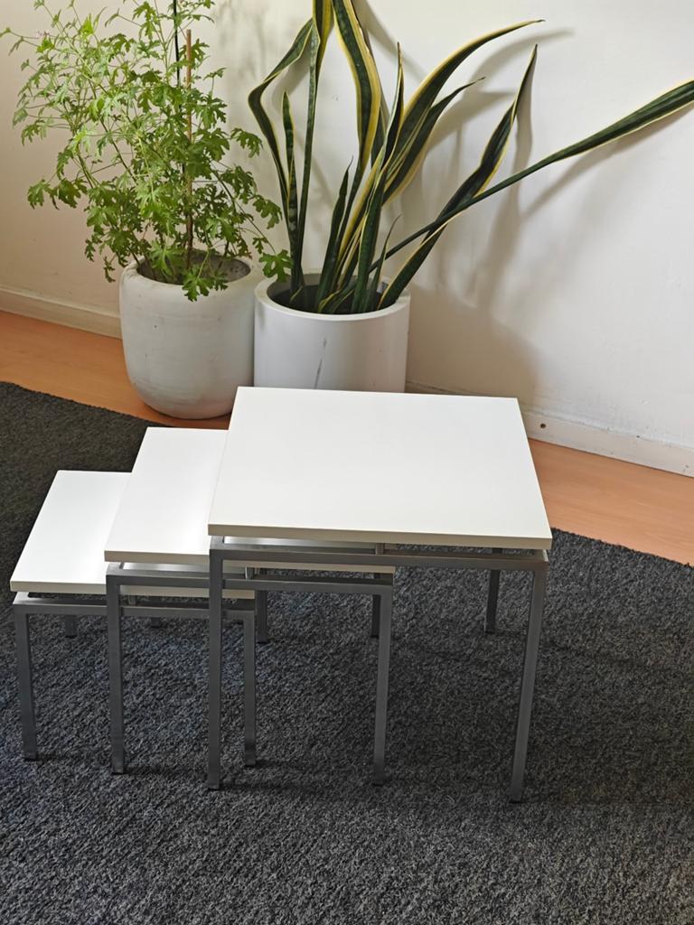 Vintage nestig miniset , 3 bijzet tafeltjes, Huis en Inrichting, Tafels | Bijzettafels, Ophalen, Gebruikt, Rond, Minder dan 55 cm