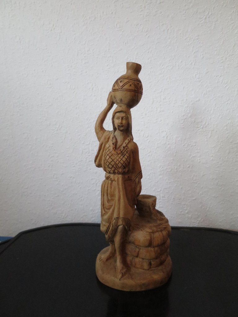 uit hout gesneden beeld vrouw/waterput 27 cm, Ophalen of Verzenden