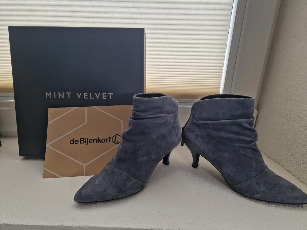 Mint Velvet suède enkellaarsjes, maat 38, Kleding | Dames, Lage of Enkellaarzen, Ophalen of Verzenden, Zo goed als nieuw, Grijs