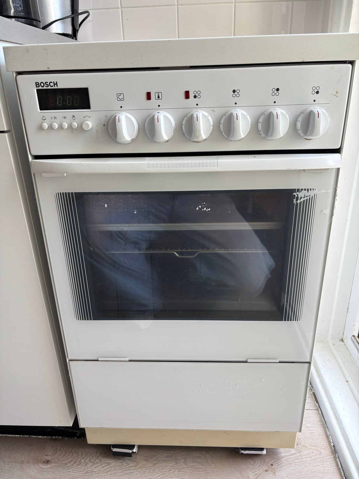 Bosch Elektrisch Fornuis met Oven (Linker Gaspit Defect), Witgoed en Apparatuur, Fornuizen, Gebruikt, Vrijstaand, Elektrisch, 4 kookzones