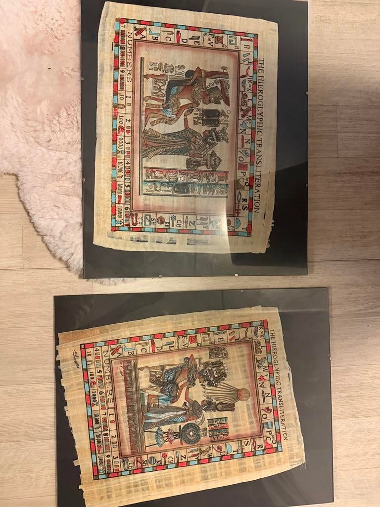 Oude Egyptische papyrus met hiërogliefen in lijst, Ophalen