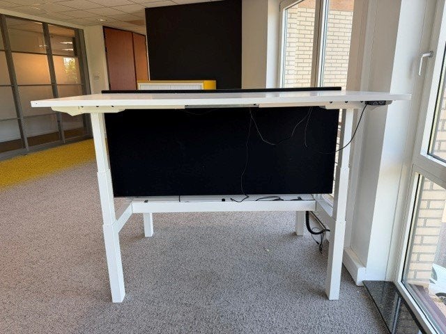 Foto 20 van Elektrische zit-sta duo-bureau met kabelgoot, verdeler, 21st