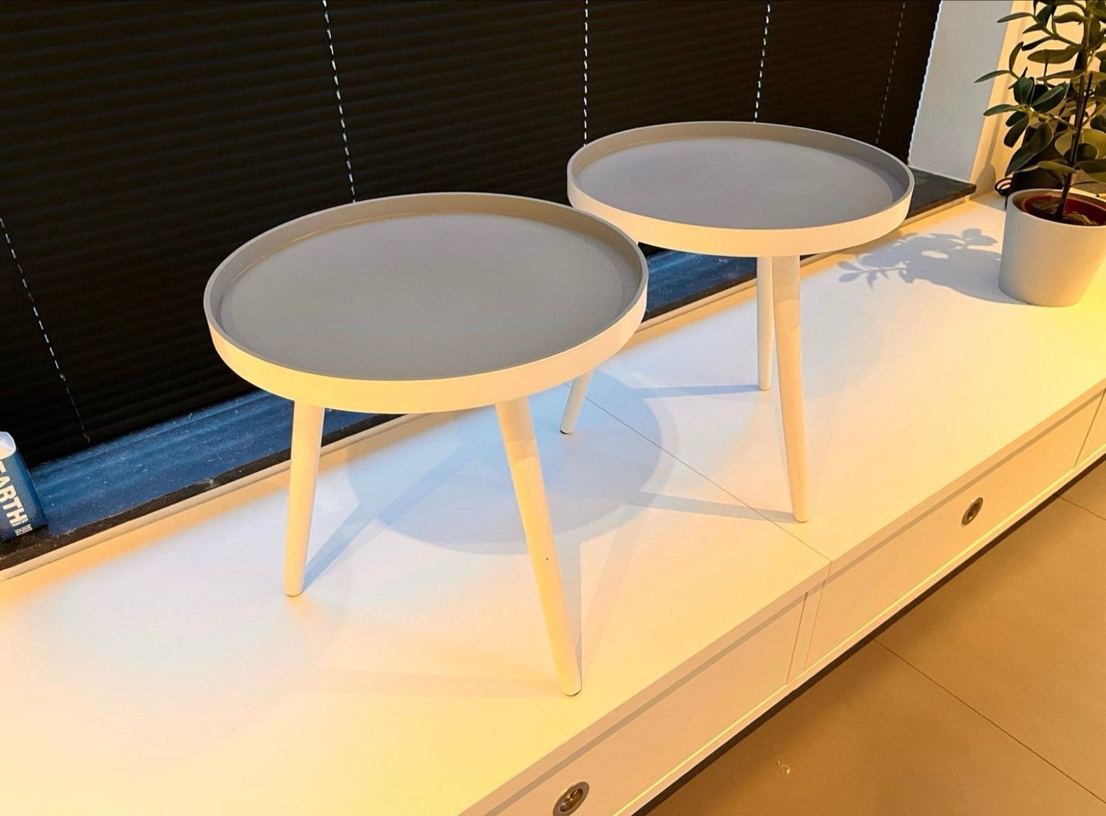 Set van 2 ronde bijzettafeltjes - Grijs blad, witte poten, Ophalen, Minder dan 45 cm, Minder dan 55 cm, Rond
