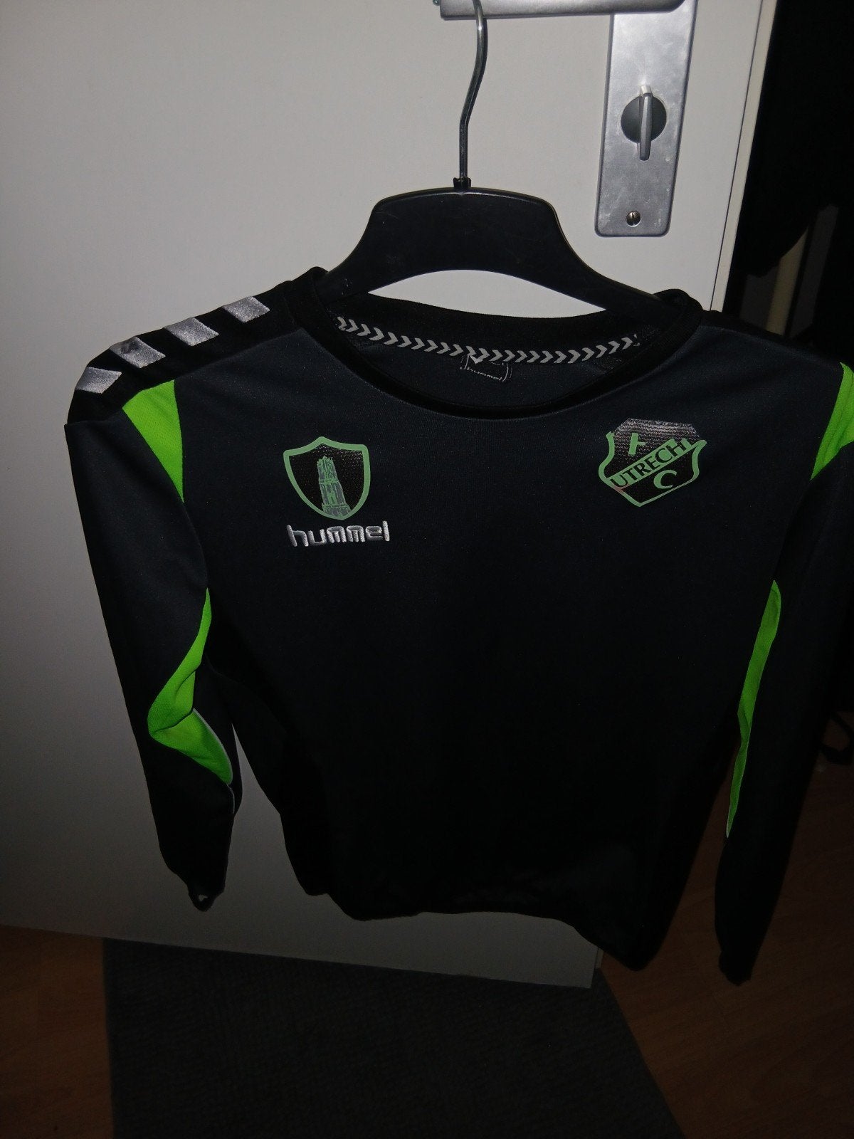 Hummel FC Utrecht trainingstrui - Maat M, Maat 38/40 (M), Zwart, Overige typen, Ophalen of Verzenden