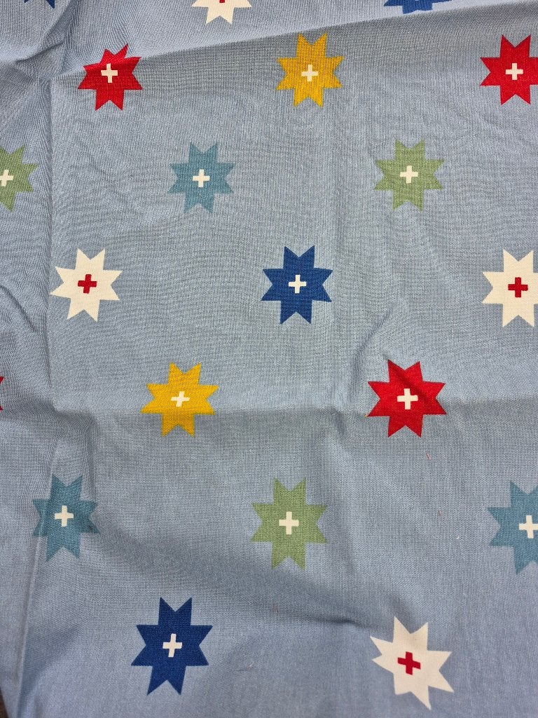 Rest lap stof lichtblauw met sterren in rood wit groen geel, Hobby en Vrije tijd, Overige materialen, Blauw, Nieuw, Ophalen of Verzenden