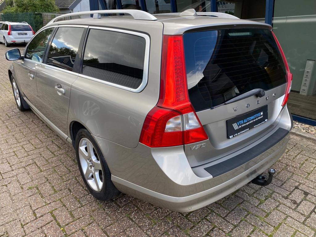 Volvo V70 3.2 Summum Automaat 238PK / LEER / XENON / TREKHAA, 238 pk, Gebruikt, Zwart, Beige