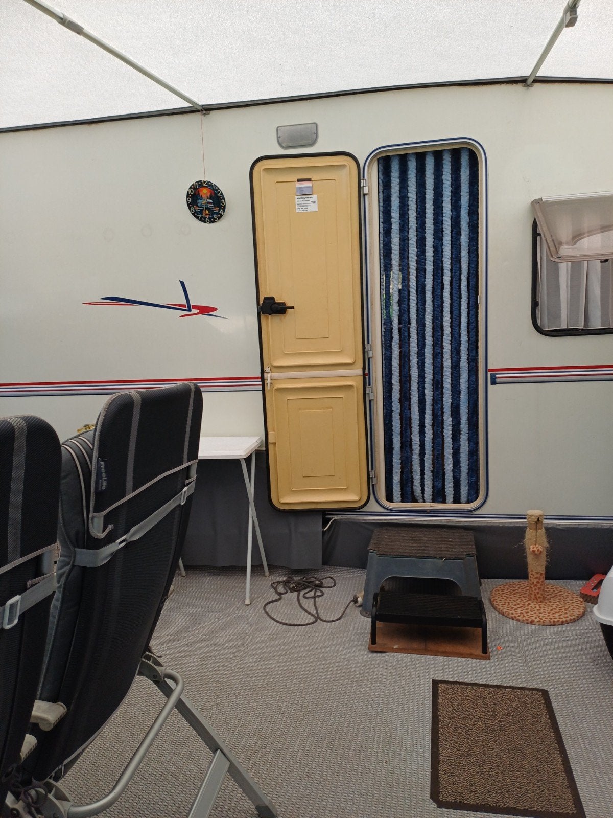 Wilk Caravan met voortent en inboedel, Rondzit, 750 - 1000 kg, Particulier, Tot en met 4