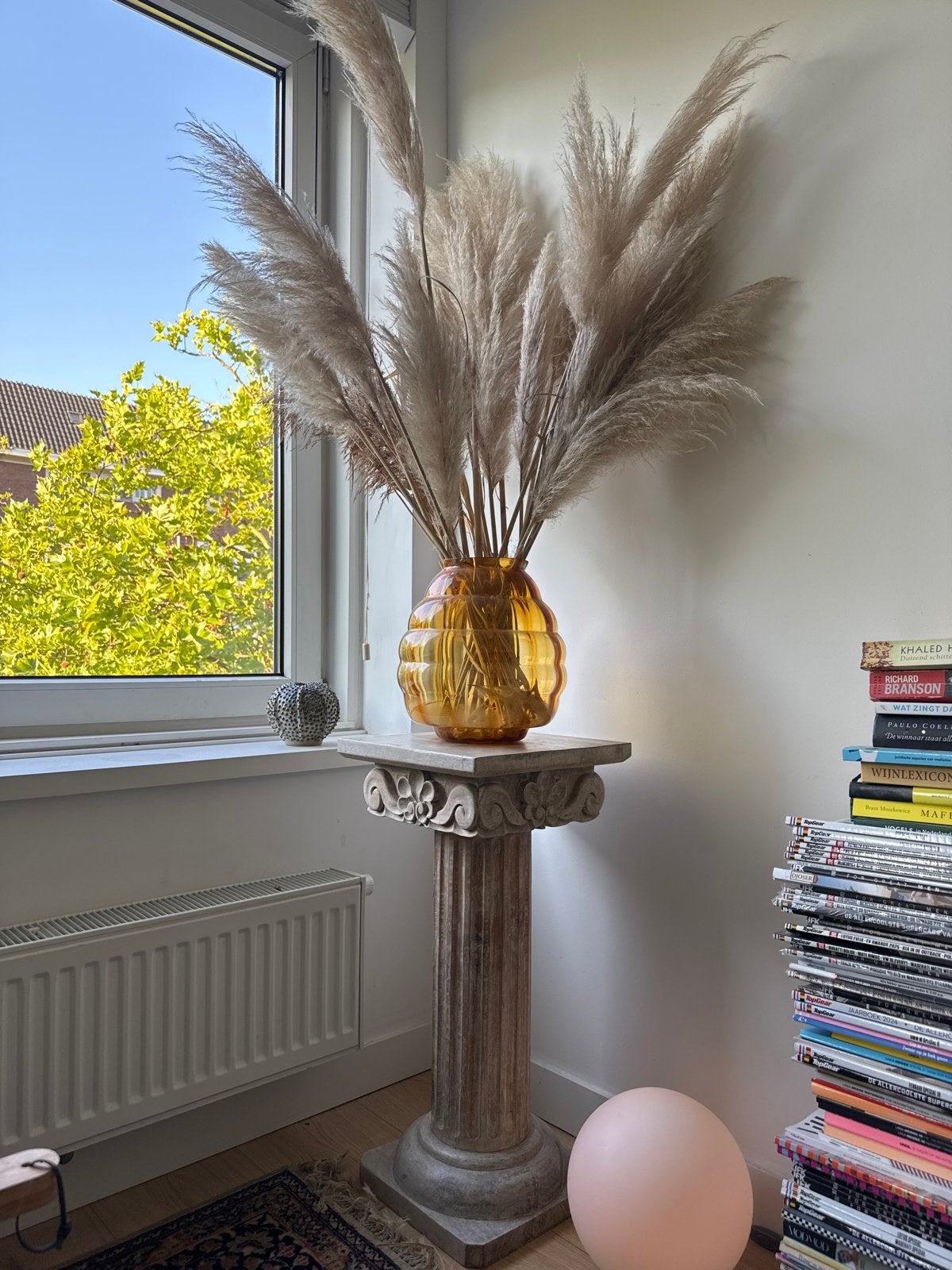 Sokkel, oranje glazen vaas en pampas pluimen, Gebruikt, Inclusief decoratie, Oranje, Ophalen of Verzenden